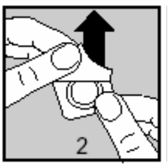 Mano che tiene un dispositivo penna iniettabile con ago rivolto verso l
