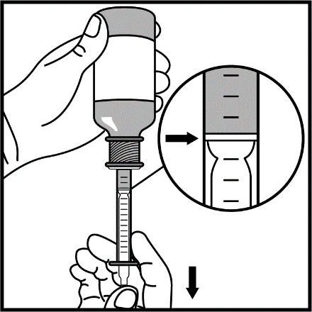 Mano che riempie una siringa da un flaconcino, dettaglio ingrandito del pistone con tacche e freccia che indica la trazione