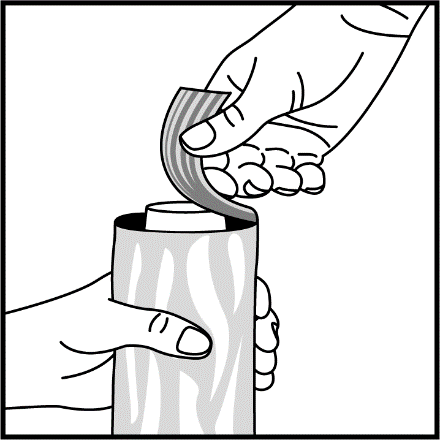 Mano che rimuove il sigillo protettivo da un flacone cilindrico a righe verticali con un movimento a strappo