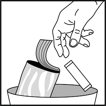 Mano che estrae una siringa pre-riempita da un contenitore cilindrico grigio sopra un vassoio scuro e riflettente