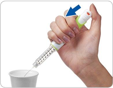 Mano che tiene un dispositivo autoiniettante con ago rivolto verso un contenitore bianco cilindrico graduato