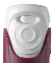 Dettaglio del meccanismo di attivazione di una penna per iniezione con pulsante bianco e cappuccio protettivo rosso