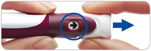 Penna autoiniettabile viola e bianca tenuta da due mani con freccia blu e cerchio che indica il pulsante di attivazione