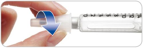 Mano che ruota il cappuccio protettivo trasparente di una siringa graduata con scala numerica bianca su sfondo chiaro