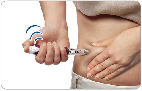 Mano che tiene un dispositivo per iniezione nell