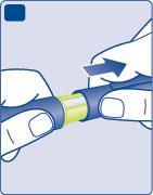 Mani che tengono un dispositivo per iniezione sottocutanea con ago protetto da cappuccio giallo e corpo blu