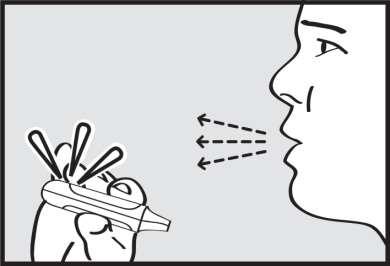 Profilo di un viso con in bocca un inalatore e mani che lo tengono premuto