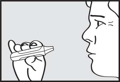 Mano che tiene un dispositivo spray nasale puntato verso la narice di un profilo facciale umano stilizzato