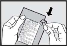 Mani che tengono una cartuccia medicinale con etichetta e un dispositivo di iniezione a penna con freccia nera indicante la direzione