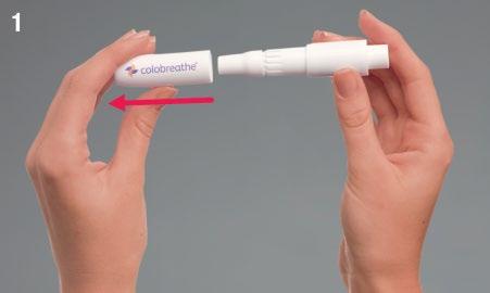 Mano che tiene un dispositivo inalatorio bianco con marchio colorato e freccia rossa che indica l