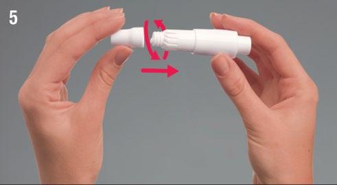 Mani che assemblano un dispositivo medico bianco con frecce rosse che indicano il movimento di connessione delle parti