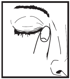 Occhio chiuso con ciglia lunghe e sopracciglio arcuato, dettaglio del viso in bianco e nero