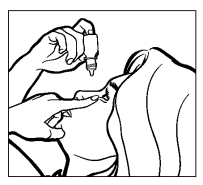 Mano che tiene un flacone contagocce mentre somministra gocce nell