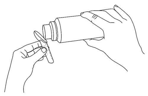 Mano che rimuove il tappo protettivo da un flaconcino di medicinale con l