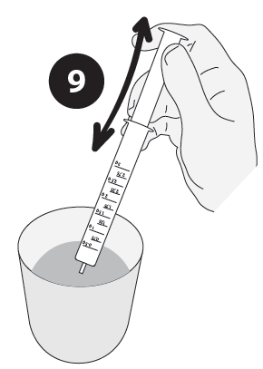 Siringa con ago immerso in un contenitore cilindrico trasparente e freccia che indica il movimento verso l