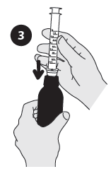 Mano che tiene una siringa premendo il pistone su una fiala di vetro scura per aspirare il liquido medicinale