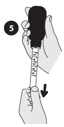 Mano che tiene una penna per insulina con ago esposto e freccia nera che indica il punto di iniezione sulla pelle