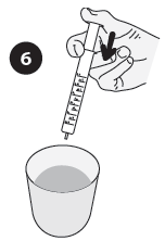 Mano che tiene una siringa preriempita mentre l