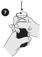 Mano che tiene il dispositivo iniettore con il cappuccio protettivo rimosso preparandosi all