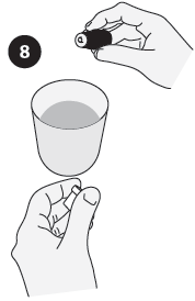 Mano che tiene una penna precompilata sopra un bicchiere e un