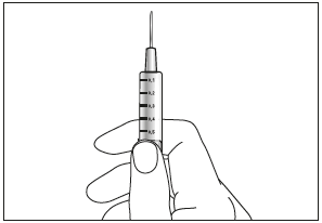 Mano che tiene una siringa preriempita con scala graduata e ago rivolto verso l
