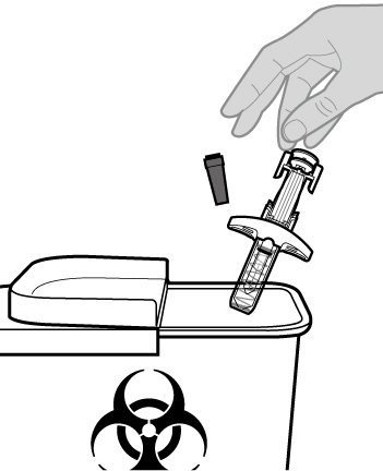 Mano che rimuove il cappuccio protettivo da una siringa sopra un contenitore per rifiuti speciali con simbolo biohazard