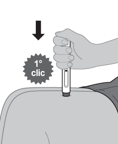 Mano che tiene un dispositivo autoiniettante premuto sulla coscia con freccia nera e indicazione