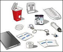 Contenitore rifiuti rossi, dispositivo di infusione, sacca per farmaci, garze, cerotti, siringa, guanti e documenti su superficie bianca