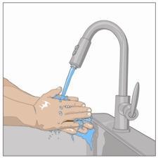 Mano sotto il rubinetto con acqua corrente blu che scorre sulle dita e sul palmo della mano