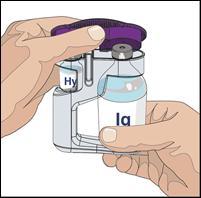 Mani che tengono un dispositivo autoiniettore con cartuccia trasparente contenente liquido e indicatore Hy Ia