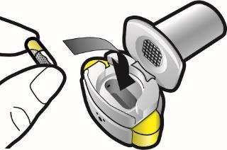 Dispositivo autoiniettante con cartuccia inserita, mano che tira l