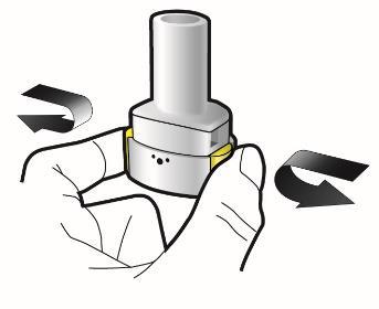 Mano che afferra un dispositivo cilindrico bianco con una fascia gialla e frecce curve nere che indicano la rotazione
