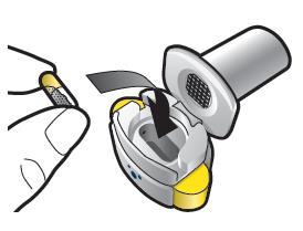 Dispositivo autoiniettante con stantuffo parzialmente estratto e ago esposto pronto per l