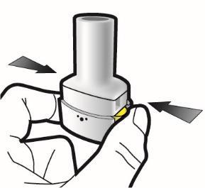 Mano che tiene il dispositivo autoiniettore con la freccia che indica il punto di iniezione laterale