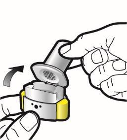 Mano che tiene un dispositivo inalatorio grigio e giallo con bocchino aperto e freccia che indica la direzione di utilizzo