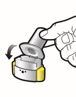 Mano che preme il pulsante superiore di un dispositivo inalatorio bianco e giallo con un