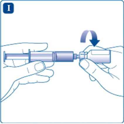Mano che avvita un ago su una siringa pre-riempita con un flacone di medicinale trasparente e una freccia curva indica la rotazione