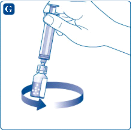 Mano che ruota un flaconcino con polvere bianca mentre una siringa &egrave; collegata sopra per la ricostituzione