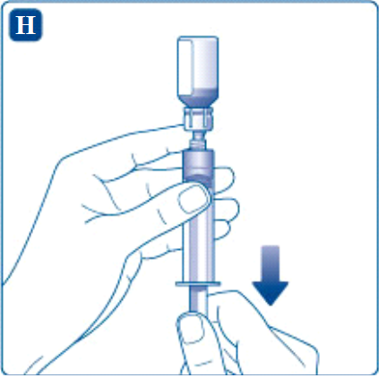 Mano che tiene una siringa preriempita collegata a un adattatore grigio con una freccia blu che indica la direzione di spinta