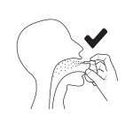 Profilo di una testa con mano che controlla la gola e un segno di spunta nero sopra la mano