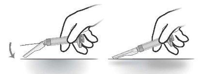 Mano che tiene una penna per iniezione con ago esposto, due viste angolate mostrano l