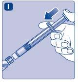Mano che afferra una siringa preriempita con ago trasparente e protettore blu, freccia indica la direzione di inserimento