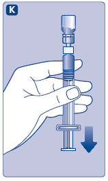 Mano che afferra una siringa preriempita trasparente con dettagli bianchi e grigi freccia blu indica la direzione di pressione