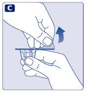 Mano che afferra il dispositivo per iniezione pre-riempito con una freccia nera che indica la direzione di rimozione del cappuccio protettivo