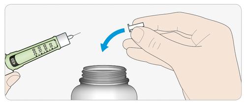 Mano che avvita un ago alla siringa precompilata sopra un flacone medicinale con freccia blu che indica il movimento