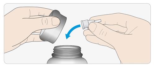 Mani che assemblano un dispositivo medico connettendo un adattatore filettato a una fiala e una freccia blu indica la direzione