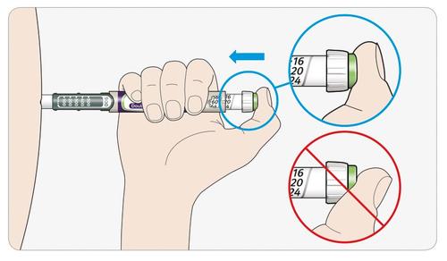Mano che tiene un dispositivo per iniezione con numeri e indicatore blu, freccia blu e cerchio rosso con croce su un
