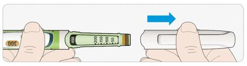 Penna iniettabile tenuta da due mani con ago di protezione bianco e numeri verdi visibili sul corpo della penna