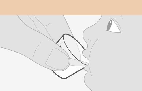 Mano che posiziona un cerotto medicato sulla ferita di un ginocchio sbucciato di un bambino