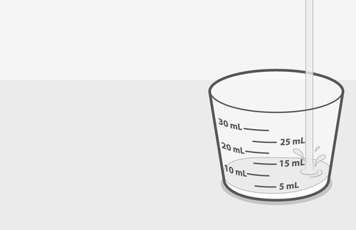 Becher graduato trasparente con indicazioni di volume in millilitri da 5 a 30 mL e liquido all